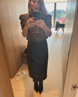 Claire Forlani Instagram - #cruelintentions #pressjunket #hotelroom .#oldschoolcool because I forgot to takes pic after glamsquad 😂 #preglamsquad  #raw #makeupless  #theoutfits #Thankyou 🙏🏼 @dianekordasjewellery #cuff @tamaramellon #boots&shoes 🖤🖤🖤