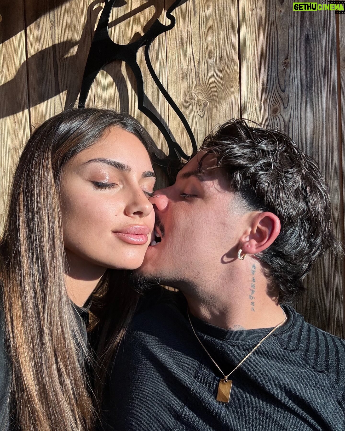 Clarysse Pereira - 21.8K Likes - Bonne année 2025 à tous ✨🎊🎆
Bonne santé c’est le plus important 🤍