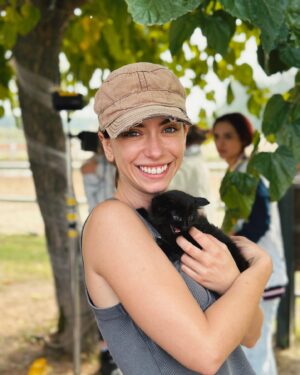 Claudia Riera Instagram - Las esperas en rodaje son mejores así! 🐈‍⬛🐴
Tooodos los bebitos de la camada adoptados 🤍🧸
(Ojalá por mí 🥹, pero esta vida mía no me lo permite!)

📸: @daviiidcarrillo