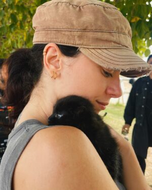 Claudia Riera Instagram - Las esperas en rodaje son mejores así! 🐈‍⬛🐴
Tooodos los bebitos de la camada adoptados 🤍🧸
(Ojalá por mí 🥹, pero esta vida mía no me lo permite!)

📸: @daviiidcarrillo