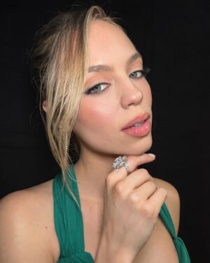Claudia Sulewski Instagram - GRAMMY’S✨✨

wearing @viviennewestwood   @bvlgari 
styling: @jaredellner 
glam: @carlyy.fisher 
hair: @bykileyfitz 
color: @colorbymattrez