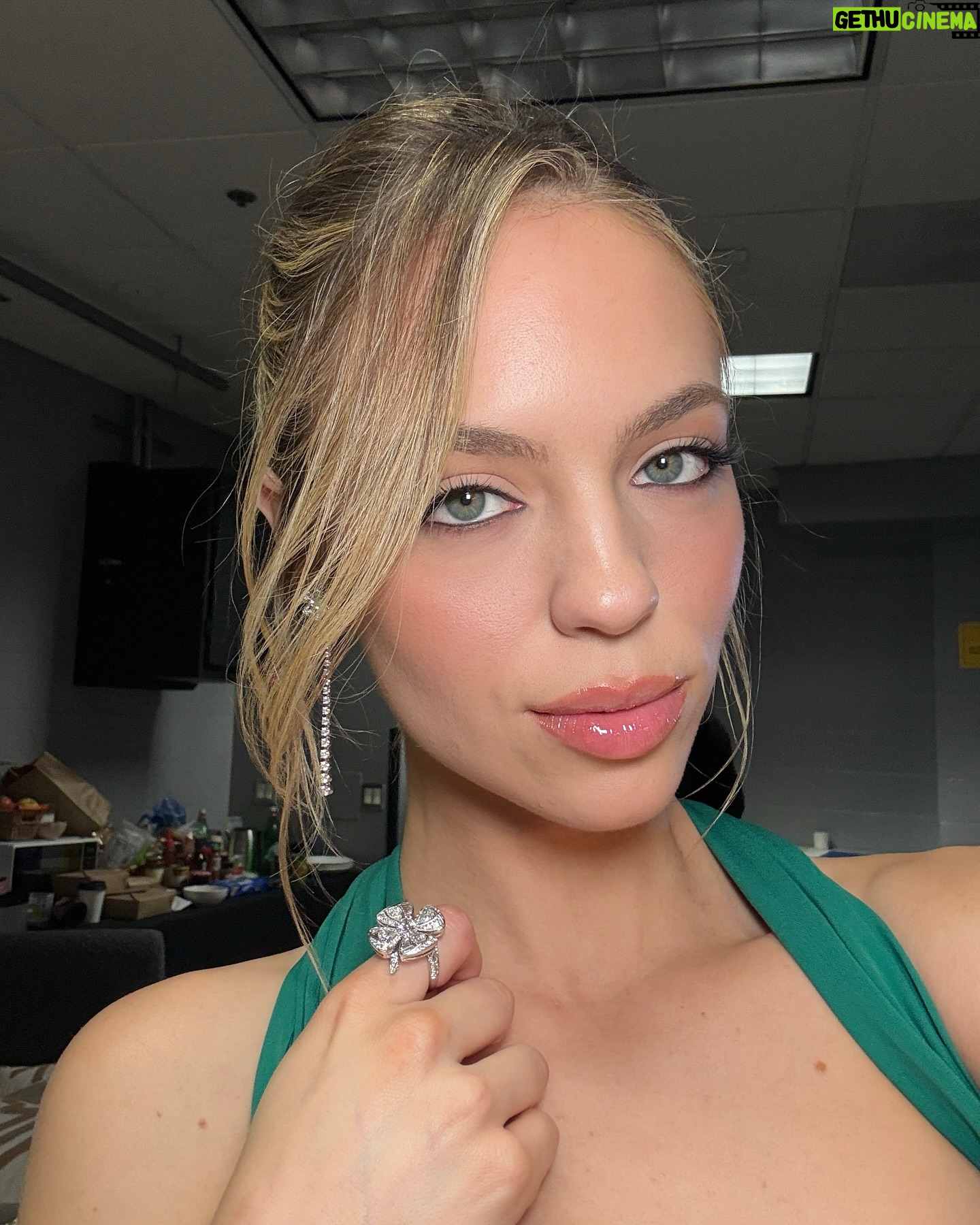 Claudia Sulewski - 263.2K Likes - GRAMMY’S✨✨
wearing @viviennewestwood @bvlgari
styling: @jaredellner
glam: @carlyy.fisher
hair: @bykileyfitz
color: @colorbymattrez