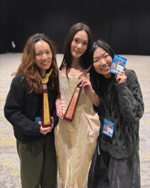 Cloud Wan Instagram - 琴晚嘅心情興奮到今日，去到而家先至可以平靜落嚟🥹🥹🥹
大家好！我係 歌手 雲浩影！❤️‍🔥
我真係好中意唱歌！！！！
多謝 @cr881903 多謝你哋令我成為最幸運嘅女孩子！

多謝寰亞音樂所有同事！
@tonychu @sansanlamb @johnbng @vikichan @janicepun @mandygoo Wallace 
00後小分隊 @hymannndy @jihei__ @wesleythebee @teffia 
Highlighter @mavissssss @_ming_chai_ @egg620 @amychiwing @gapsamhk 

好感恩好幸運！入行第三年就可以攞到女歌手奬😭😭 三年前我企係台上懵盛盛，去到今年，我知道呢個奬嘅重量，攞到呢個奬係一件好難得嘅事，係包含住全部人嘅努力

有我嘅經理人 @sansanlamb @janicepun @mandygoo ，我嘅梳化服團隊 @wingwong_wingwong @ki.neks_ho @chkitmatthew ，多謝你哋逐步逐步教我點樣成為一個好人，好歌手，做歌手唔只係一個夢想，係責任亦都係愛，

我自知唔係一個好叻嘅人，可能各方面都未係最好，所以只能夠努力努力再努力，我同大家一樣，默默努力，雖然平凡，但都想成為照亮大家嘅光✨

然後我想多謝 @sotoc @gordon4x @chanwinghim 做呢首歌嘅時候，經歷咗好多magical moment，呢首歌對我嘅人生太重要，太重要，多謝蘇道哲，出道開始冇停過支持我，撐我，教我，要叫聲大佬！

多謝回憶半分鐘導演 @heiwardmak 我地嘅緣份好早開始，謝謝你和我交心，回憶半分鐘有一半的感動在mv裡，大阪這一趟美好，不會忘記。

最後要多謝喜歡我嘅你地，我會繼續努力，唱更多好歌！
（呢個post我想盡力覆晒所有人！)

@tiffanyandco
@toni_maticevski
@louboutinworld

📷: @ki.neks_ho @wingwong_wingwong @pandaaaaajeannie