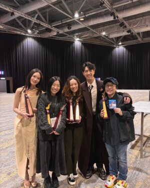 Cloud Wan Instagram - 琴晚嘅心情興奮到今日，去到而家先至可以平靜落嚟🥹🥹🥹
大家好！我係 歌手 雲浩影！❤️‍🔥
我真係好中意唱歌！！！！
多謝 @cr881903 多謝你哋令我成為最幸運嘅女孩子！

多謝寰亞音樂所有同事！
@tonychu @sansanlamb @johnbng @vikichan @janicepun @mandygoo Wallace 
00後小分隊 @hymannndy @jihei__ @wesleythebee @teffia 
Highlighter @mavissssss @_ming_chai_ @egg620 @amychiwing @gapsamhk 

好感恩好幸運！入行第三年就可以攞到女歌手奬😭😭 三年前我企係台上懵盛盛，去到今年，我知道呢個奬嘅重量，攞到呢個奬係一件好難得嘅事，係包含住全部人嘅努力

有我嘅經理人 @sansanlamb @janicepun @mandygoo ，我嘅梳化服團隊 @wingwong_wingwong @ki.neks_ho @chkitmatthew ，多謝你哋逐步逐步教我點樣成為一個好人，好歌手，做歌手唔只係一個夢想，係責任亦都係愛，

我自知唔係一個好叻嘅人，可能各方面都未係最好，所以只能夠努力努力再努力，我同大家一樣，默默努力，雖然平凡，但都想成為照亮大家嘅光✨

然後我想多謝 @sotoc @gordon4x @chanwinghim 做呢首歌嘅時候，經歷咗好多magical moment，呢首歌對我嘅人生太重要，太重要，多謝蘇道哲，出道開始冇停過支持我，撐我，教我，要叫聲大佬！

多謝回憶半分鐘導演 @heiwardmak 我地嘅緣份好早開始，謝謝你和我交心，回憶半分鐘有一半的感動在mv裡，大阪這一趟美好，不會忘記。

最後要多謝喜歡我嘅你地，我會繼續努力，唱更多好歌！
（呢個post我想盡力覆晒所有人！)

@tiffanyandco
@toni_maticevski
@louboutinworld

📷: @ki.neks_ho @wingwong_wingwong @pandaaaaajeannie