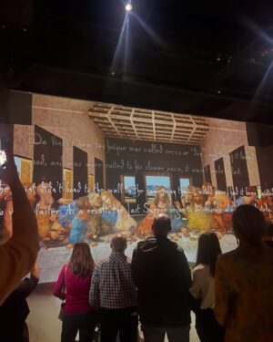 Corina Dănilă Instagram - Un nou show imersiv s-a deschis publicului larg, la @mina.museum : #leonardodavinciimmersive 😍

@madalinaefectiv @sorinatopceanu @mina.creative.studios @georgepopaxenofon 

#immersiveshow #leonardodavinci #fyp #foryoupage #foryou