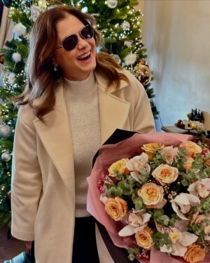 Corina Dănilă Instagram - Ieri a fost o zi pe care vreau să mi-o notez în calendar ..pardon, în Instagram! 🤣

M-am întâlnit peste zi cu niște oameni taaare faini, cu care punem la cale proiecte frumoase (nu zic mai multe, până când nu se întâmplă 😉) și care mi-au oferit buchetul acesta splendid (știu ei că am o slăbiciune pentru orhidee 😍). Mulțumesc!!!

Seara a fost premiera de gală a filmului “Țăndări” @tandari_filmul în regia lui Naumovici și produs de @laurageorgescubaron , o comedie savuroasă “de echipă!” 👏👏😍, unde m-am văzut cu oameni dragi, cu colegi pe care nu i-am întâlnit de ceva vreme. Las aici câteva poze spre aducere aminte.

#lovelyday #lovelypeople #ozifaină #fyp #foryou #foryoupage