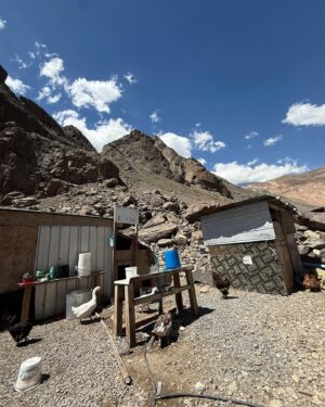 Cristina Saavedra Instagram - Gracias, Chile, por ser refugio en Navidad. Tus Andes con su viento, el sol, el silencio, el sonido, el frío, montañas y volcanes, el calor, cumbres,  fronteras diluidas, el abrazo, la calma, el agotamiento, el amor…🫶🏾