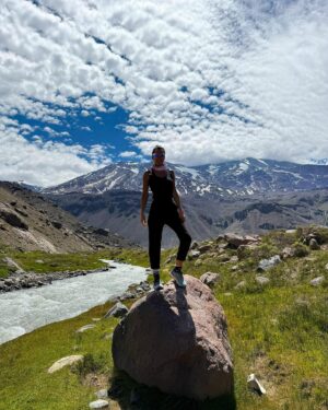 Cristina Saavedra Instagram - Gracias, Chile, por ser refugio en Navidad. Tus Andes con su viento, el sol, el silencio, el sonido, el frío, montañas y volcanes, el calor, cumbres,  fronteras diluidas, el abrazo, la calma, el agotamiento, el amor…🫶🏾