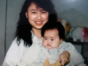 DaYuan Lin Instagram - 每次在整理照片時翻到小時候和媽媽的合照，
除了看著自己嬰幼兒時期的樣子覺得好好笑以外，
不經一直在心中驚嘆當時才18歲的丹妮姐怎麼有勇氣放棄她最青春年華的歲月勇敢的生下我？

每次問她她都說她也不知道？？？
可能是那個年紀的當下還矇矇懂懂的她根本沒有想太多，
就像20幾歲的我受媽媽的影響，一直覺得那個年紀的我就想當媽媽了😂

直到現在，這個夢想似乎已被我越擺越遠😆

當媽媽需要的勇氣和要放棄的自己有多少？
要等我實際體驗過才能懂！
當然我相信得到的愛也是難以想像的✨
(一直覺得養狗的感受也是這樣)

而因為丹妮姐➰到現在我還是能持續感受到什麼是無條件的愛💖當然還有我的室友呂先生啦！
無條件無止境也不求回報的愛➰希望大家都能感受到。

by the way
每次呂先生看到我小時候的照片都會笑著說：「以後小孩還是像他比較好？」
請大家看完我們小時候的照片來評評理啊☺️