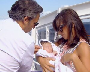Dalila Carmo Instagram - 22 anos a experimentar diferentes tipos de relacionamento com o Diogo. Umas mais ternurentas, outras mais tórridas ou namoriscadas, mais casadas ou divorciadas, uma coisa comum a todas elas: Sabemos rir da desgraça, sabemos desconstruir para construir a seguir. Às vezes um olhar ou sinal é suficiente para retomar a cumplicidade do caminho. Vejo-o poucas vezes fora dos nossos "casamentos" mas sei que em cada um deles tentaremos trazer alguma novidade. E gargalhadas. Pq se sobrevive melhor com elas... a Rir🎬✨l