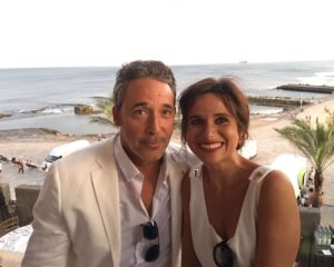 Dalila Carmo Instagram - 22 anos a experimentar diferentes tipos de relacionamento com o Diogo. Umas mais ternurentas, outras mais tórridas ou namoriscadas, mais casadas ou divorciadas, uma coisa comum a todas elas: Sabemos rir da desgraça, sabemos desconstruir para construir a seguir. Às vezes um olhar ou sinal é suficiente para retomar a cumplicidade do caminho. Vejo-o poucas vezes fora dos nossos "casamentos" mas sei que em cada um deles tentaremos trazer alguma novidade. E gargalhadas. Pq se sobrevive melhor com elas... a Rir🎬✨l