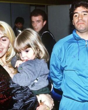Dalma Maradona Instagram - Feliz todo para vos Tata de mi corazón entero! Feliz cumple a la mamá más buena, la gran jugadora de pádel, la que cambia absolutamente todas las letras de las canciones, la que tiene más fotos de sus nietos (ordenadas en carpetas y por fechas) que nosotras sus propias madres, la ganadora de Masterchef, la que viene a casa y se pone loca por el desorden, la mejor cómplice y confidente, la que piensa primero en los demás en vez de pensar en ella, la que no se metía ni loca al mar o a una pileta hasta que la obligaron sus nietas, la que la gente AMA sin conocer y si tienen el privilegio de conocer NO PUEDEN PARAR DE AMAR, la organizadora de eventos mas dedicada que conozco que sigue en contacto con todos sus clientes mucho después de sus eventos , LA MEJOR ABUELA DEL UNIVERSO que sus nietos salen corriendo a abrazar apenas escuchan el timbre, la que sale corriendo para ayudarnos a Giani y a mí CUANDO SEA A LA HORA QUE SEA, la amiga que todos quieren tener , la que entró como loca en mi trampa cuando le conté que iba a ser abuela, la que hace los mejores ñoquis del mundo, la que cuando pase el peor momento de mi vida me agarró de la mano y me dijo NO TE PREOCUPES QUE TODO VA A ESTAR  BIEN y así fue porque tiene una convicción para que pase todo lo bueno que es inexplicable! 
Te deseo solo lo bueno y que todo lo que das te vuelva por mil! Te amo mamá. Te amamos Tata! Qué hermoso compartir la vida con vos!