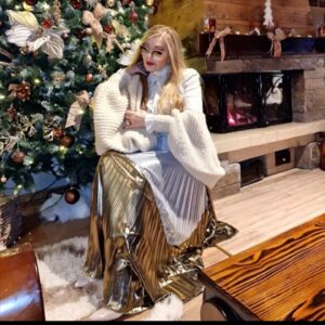 Danica Maksimović Instagram - Dragi ljudi, srećna 2025-ta, da nam bude blistavija, pravednija i puna ljubavi! #❤️✨️

#happynewyear