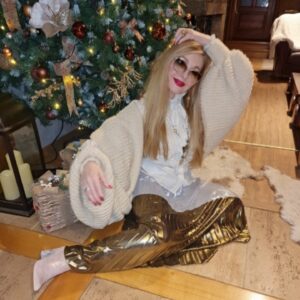 Danica Maksimović Instagram - Dragi ljudi, srećna 2025-ta, da nam bude blistavija, pravednija i puna ljubavi! #❤️✨️

#happynewyear