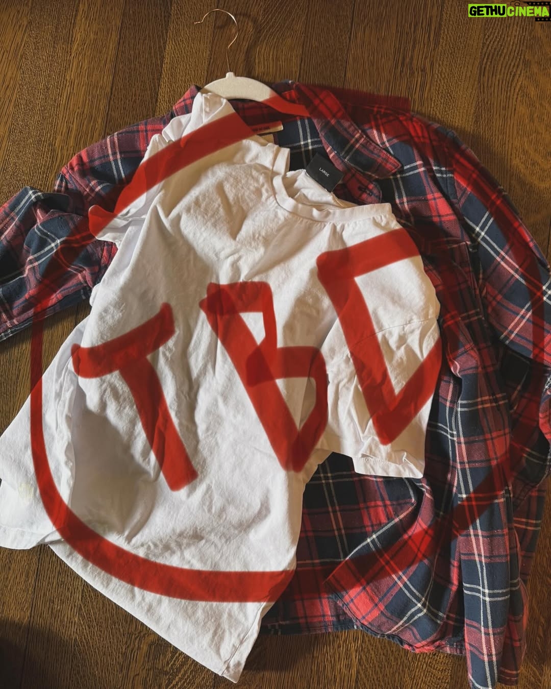 Danneel Ackles - 52.9K Likes - Update. We started on our tee shirts to help survivors of the LA Wildfires, hosted by our friends @bddw_etc and benefitting @randomactsorg Natural Disaster Recovery Fund!
Link in bio for more