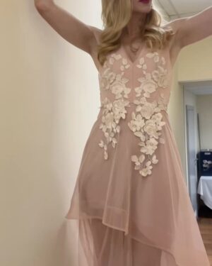 Daryna Trehubova Instagram - Провела великий івент у Дніпрі.

Файна сукня з нових надходжень @rentabrand 😜
Мейк і зачіска - чарівна Дарʼя @listopad_make_up 🌷