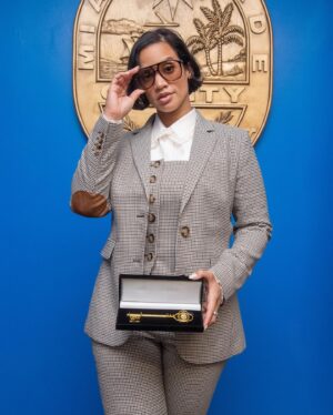 Dascha Polanco Instagram - I was honored to receive the Key to Miami Dade County by the @mayordlc 🔑 (thank you, you’re such an inspiration)

Miami has been such a crucial part of my upbringing. The community that surrounds me and has supported me does not go unnoticed. 

Yes, I am Dominican. Yes, I am from Brooklyn but how I have been welcomed to Miami baby…I can’t deny 305 has special place in my heart.  #ismellgood #miamismellsgood