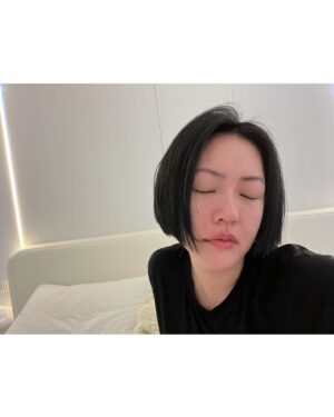 Dee Hsu Instagram - 提前慶祝女兒的19歲生日！她又要離開我了啦😮‍💨煩餒🥲她們都好青少女喔❤️一直給我拖拖拉拉的打包，我都快睏死了，打包到一半還要吃宵夜🙄but躺在她床上看她慢條斯理、毫無章法的打包，也是挺好笑的🤣