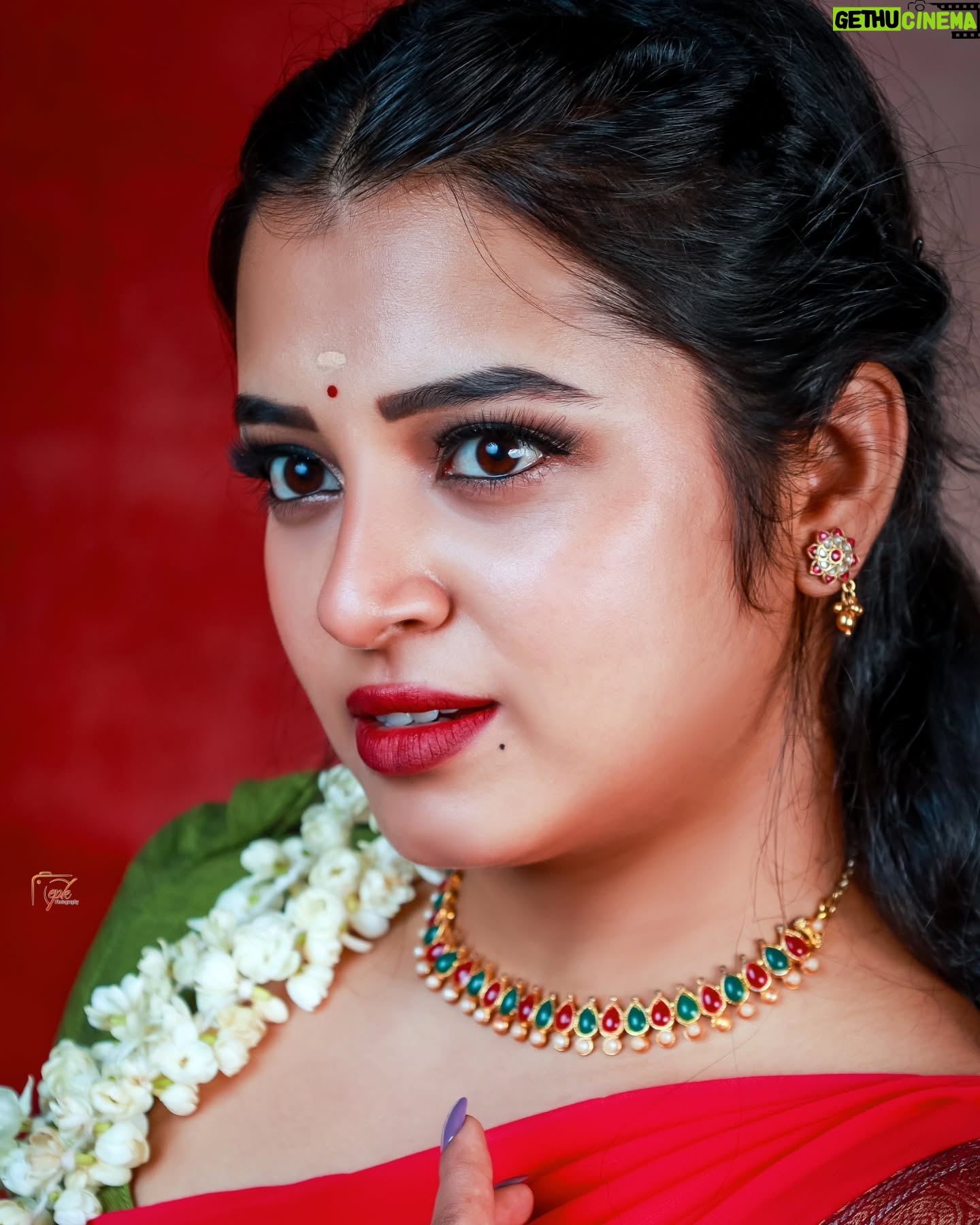Deepthi Rajendra - 4.8K Likes - Half saree, whole lot of love 🥰
🥻 @chettinad_sarees
💄 @radhika_makeover_66
📸 @epkarthickphotography