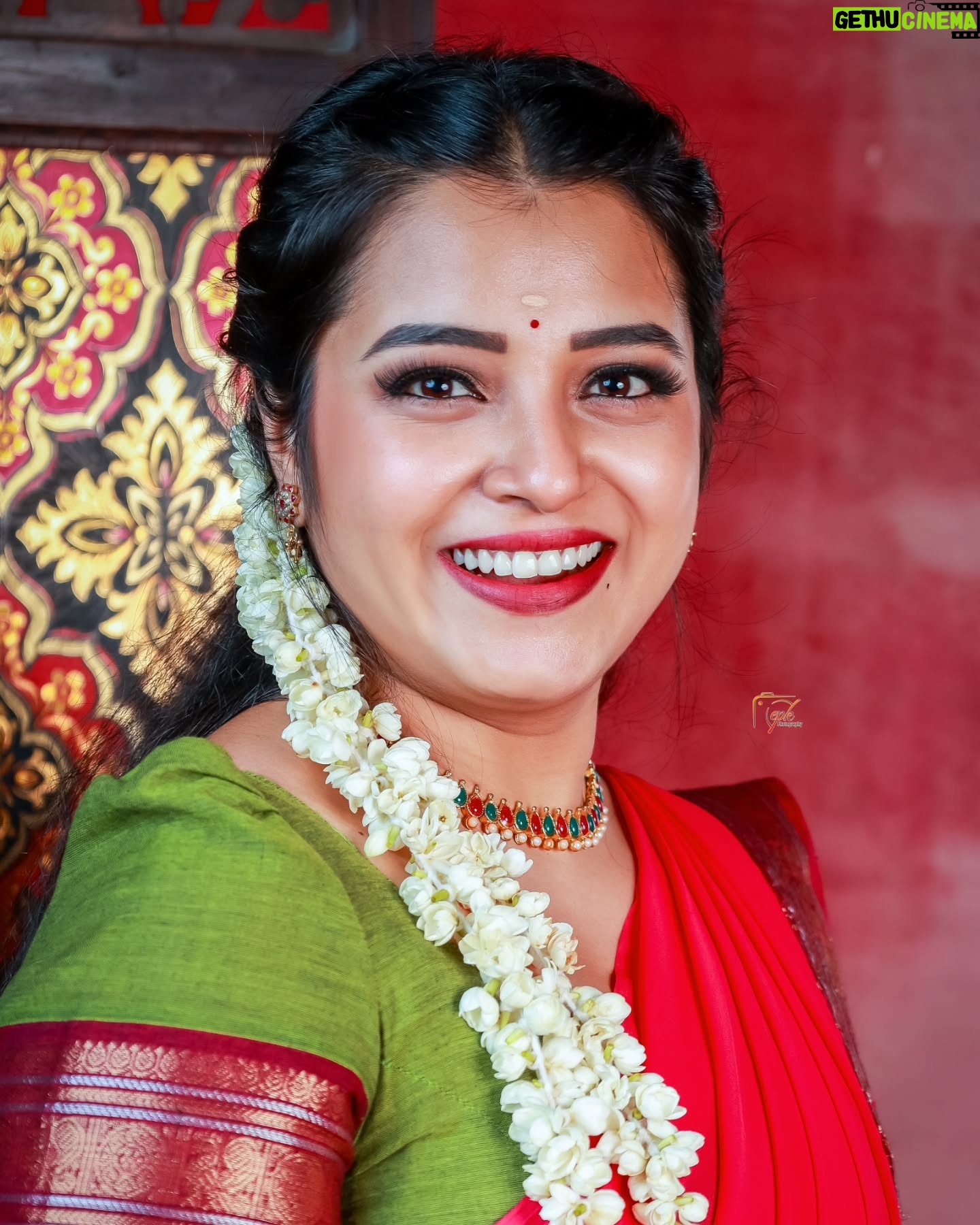 Deepthi Rajendra - 4.8K Likes - Half saree, whole lot of love 🥰
🥻 @chettinad_sarees
💄 @radhika_makeover_66
📸 @epkarthickphotography
