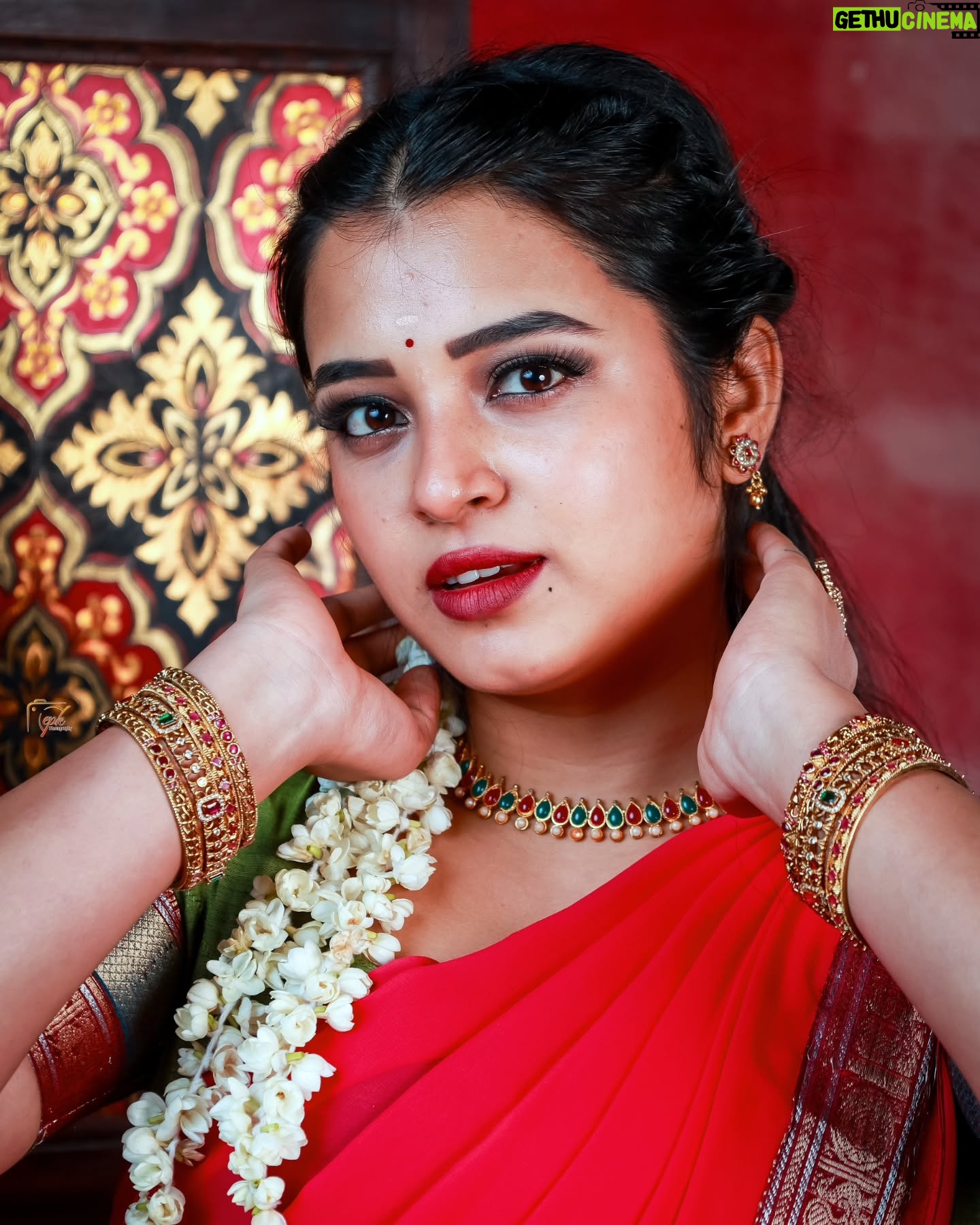 Deepthi Rajendra - 4.8K Likes - Half saree, whole lot of love 🥰
🥻 @chettinad_sarees
💄 @radhika_makeover_66
📸 @epkarthickphotography