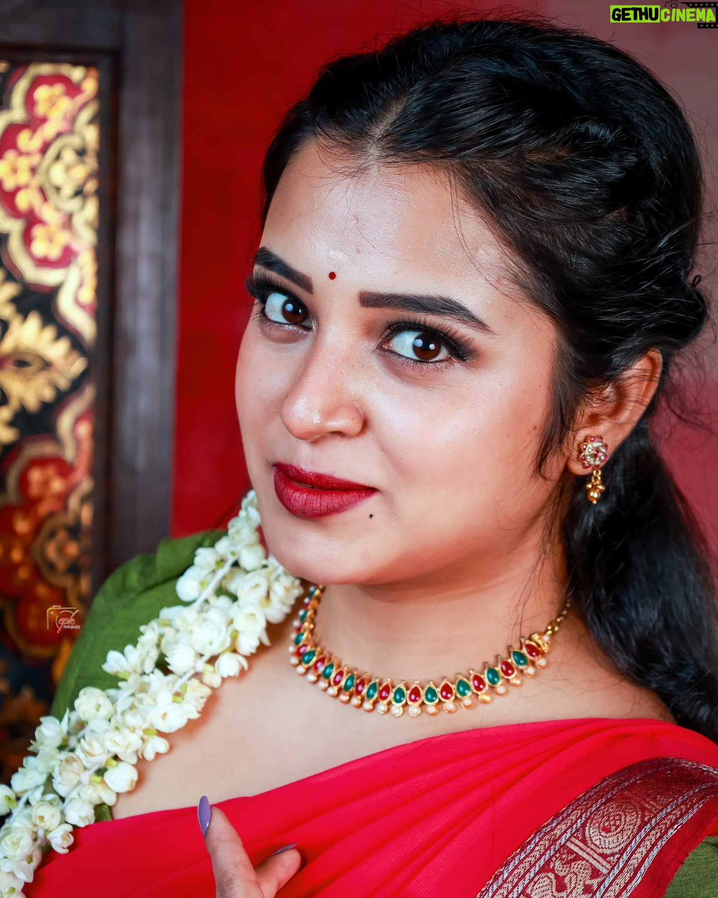 Deepthi Rajendra - 4.8K Likes - Half saree, whole lot of love 🥰
🥻 @chettinad_sarees
💄 @radhika_makeover_66
📸 @epkarthickphotography