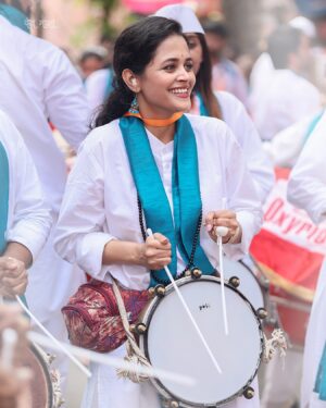 Deepti Devi Instagram - Into the magic of Ganapati Bappa! With heart  mind and soul... 

#ganapati #bappamoraya #indianfestival #deeptidevi

@kalaawantdholpathak @kalaawant_foundation 

Captured by @neilblues 🍃