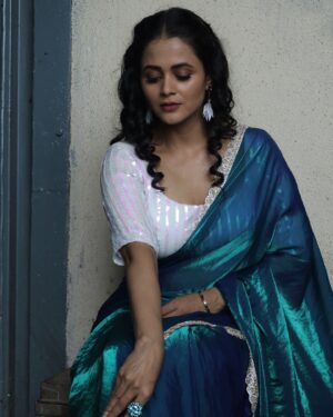 Deepti Devi Instagram - अगर मैं कहूं..💙 all eyes on blue🧿😇

#film @baii__ga 
Wearing @fashionrules_sarees  by @deepali_deshpande @kavitaupadhye 

Clicked by @niks_clicks_ 

#saree #sareelove #style #deeptidevi #deeptidevioriginal #indianwear #indianfashion #blue #filmproduction #traditional #indianbeauty #photography #potraits #indiancinema