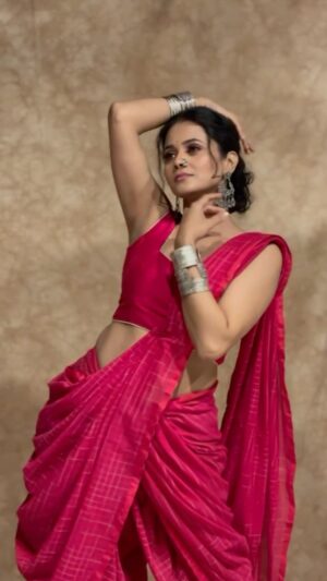 Deepti Devi Instagram - Trend that never goes away….. 
BEING YOU, raw and high in life. 💖

with @sujatradesigns 

#trending #indianfashion #glam #highfashion #photoshooting #deeptidevi #indianwedding