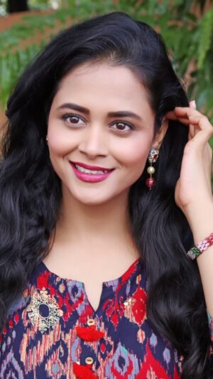 Deepti Devi Instagram - “In the midst of winter, I found there was within me an invincible summer.” 

@maza_nav_sumeet 
@rajasshriparashar 

#photoshooting #beauty #smile #deeptidevi #indowestern #asianmodel #indianactress #goodday