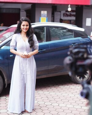 Deepti Devi Instagram - Dear happiness! 
Little by little 💙🦋
Each day it grew
Little by little 
it sipped the few

Wearing @sujatradesigns 
Accessories by @rajasshriparashar 

#style #trends #deeptidevi #workmode #film #style #trending #photooftheday #instafashion