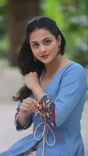 Deepti Devi Instagram - In my comfort cotton .. still in blue 💙😝🌸💎

Styled by @stylistnakshu 
Designed by @sujatradesigns 
Jewellery by @jizajewellerybysheetal @jizajewellerystudio
Captured by @saneshashank 

#deeptidevi #ｄｅｅｐｔｉｄｅｖｉ #deeptidevioriginal #deeptidevireels #fashion #jewellery #style #indianwear #indianfashion #celebritystyle #film #promotion #eyes #indianbeauty #indiancinema #filmactor #fashionphotography #potraitphotography