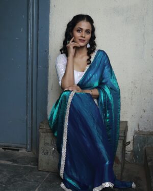 Deepti Devi Instagram - अगर मैं कहूं..💙 all eyes on blue🧿😇

#film @baii__ga 
Wearing @fashionrules_sarees  by @deepali_deshpande @kavitaupadhye 

Clicked by @niks_clicks_ 

#saree #sareelove #style #deeptidevi #deeptidevioriginal #indianwear #indianfashion #blue #filmproduction #traditional #indianbeauty #photography #potraits #indiancinema