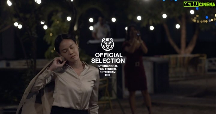 Della Dartyan - 1.9K Likes - OFFICIAL TRAILER
WHISPERS IN THE DABBAS (Nyanyi Sunyi Dalam Rantang)
Inspired by a true events, this movie follows the story of Puspa, a young lawyer in the outskirts who navigates through three strange court decisions and various people who carry out dirty law enforcement practices. Finding it so similar with the injustice her family faced, Puspa made it personal to uphold justice, even when she knew she was fighting with a corrupt judiciary system that sided with the rich and powerful.
Set to have its World Premiere at @iffr on February 1, 2025.
Stay tuned for more updates!
---
Film ini diambil dari kisah nyata tiga kasus pengadilan dengan keputusan yang janggal. Mengkisahkan seorang pengacara muda bernama Puspa di sebuah kota kabupaten, berhadapan dengan kasus-kasus di pengadilan yang tidak berpihak pada keadilan rakyat kecil. Dalam kerjanya sebagai pengacara, Puspa menemukan berbagai bentuk ketidakadilan yang juga kemudian menimpa keluarganya . Ketidakadilan yang lahir dari pengadilan yang korup dan berpihak pada kekuasaan uang dan politik.
Akan tayang sebagai World Premiere di @iffr iffr pada tanggal 1 Februarri 2025.
Nantikan info selanjutnya!
---
Produced by Stranas PK ( @stranaspk_official ) in collaboration with Garin Workshop ( @garinworkshop ) and Padi Padi Creative ( @padipadicreative )
Director : @garin_film
Casts : @delladartyan @arswendibeningswara @alexsuh_ @mirkoen_awaly @nunung_rieta76 udikjogja @andokogati @_putrimanjo @vistairene
Producer : @rinadamayanti23
Exc. Producer : @stranaspk_official
Script writer : @garin_film
Production designer : @ong.hariwahyu
Director of Photography : @mandellapracihara
Art director : @adihsaputra
Wardrobe & MUA : @retno_damayanti
Soundman : @suara88
Music director : @charliemeliala
Sound engineer : @kilscornell
Editor : @andhypulung
Acting coach : @mnqomaruddin
Casting director : @ibnugundul
Co director : @jihadadjie
Location Manager : @agusbejosantoso
Lineproducers : @setowijaya @syahrillubisss
#whispersinthedabbas #nyanyisunyidalamrrantang #IFFR54TH #IFFR2025 #IFFR