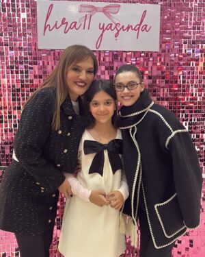 Demet Akalın Instagram - Guzel dostlarla guzel suprizli  11. Yas dogumgunu partisi Hirakurt💖🫶🏻🫶🏻
