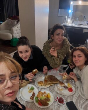 Demet Evgar Instagram - Kına gecesi arkası @bahar.dizi  çiğdem 😋 bizi bitirdi.