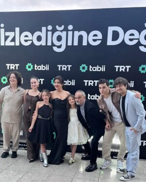 Deniz Bolışık Instagram - Yeni Hikayelere Hazır mısın? 

@tabii 
@bozdagfilm 
@kucukdahisina 

Beni Geceye Hazırlayan Herkese Teşekkürler. 

Elbise @maxragovana 
Styling @cerenileriayten & @ersinataayten.official 

Saç @galbyhuseyinpolatlevent 
@huseyinpolatofficial 
@yakupgoleliofficial 
@mehmethamsir33 
@barisdekakofficial