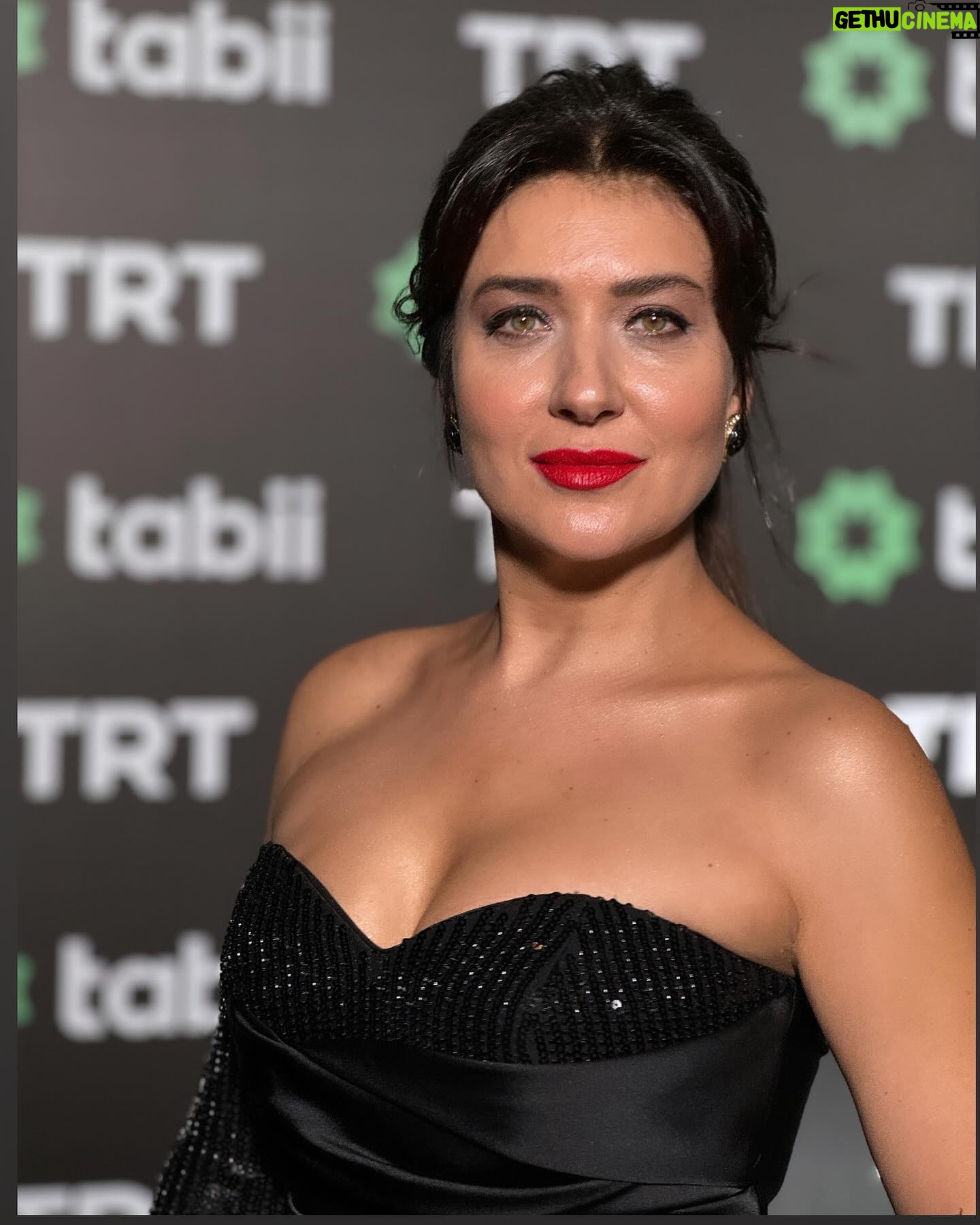 Deniz Bolışık - 5.3K Likes - Yeni Hikayelere Hazır mısın?
@tabii
@bozdagfilm
@kucukdahisina
Beni Geceye Hazırlayan Herkese Teşekkürler.
Elbise @maxragovana
Styling @cerenileriayten & @ersinataayten.official
Saç @galbyhuseyinpolatlevent
@huseyinpolatofficial
@yakupgoleliofficial
@mehmethamsir33
@barisdekakofficial
