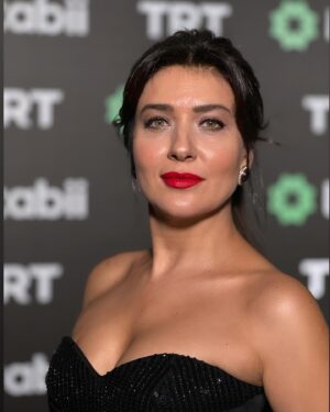 Deniz Bolışık Instagram - Yeni Hikayelere Hazır mısın? 

@tabii 
@bozdagfilm 
@kucukdahisina 

Beni Geceye Hazırlayan Herkese Teşekkürler. 

Elbise @maxragovana 
Styling @cerenileriayten & @ersinataayten.official 

Saç @galbyhuseyinpolatlevent 
@huseyinpolatofficial 
@yakupgoleliofficial 
@mehmethamsir33 
@barisdekakofficial