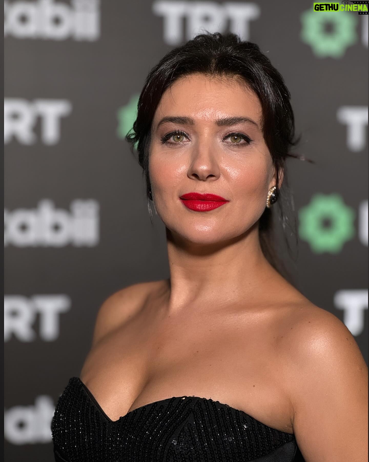 Deniz Bolışık - 5.3K Likes - Yeni Hikayelere Hazır mısın?
@tabii
@bozdagfilm
@kucukdahisina
Beni Geceye Hazırlayan Herkese Teşekkürler.
Elbise @maxragovana
Styling @cerenileriayten & @ersinataayten.official
Saç @galbyhuseyinpolatlevent
@huseyinpolatofficial
@yakupgoleliofficial
@mehmethamsir33
@barisdekakofficial