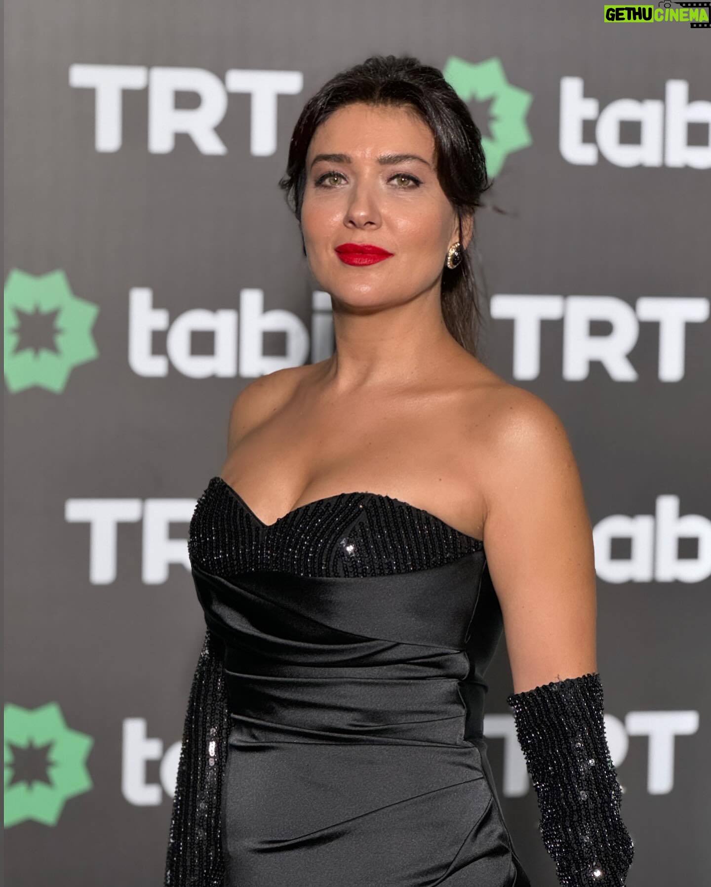 Deniz Bolışık - 5.3K Likes - Yeni Hikayelere Hazır mısın?
@tabii
@bozdagfilm
@kucukdahisina
Beni Geceye Hazırlayan Herkese Teşekkürler.
Elbise @maxragovana
Styling @cerenileriayten & @ersinataayten.official
Saç @galbyhuseyinpolatlevent
@huseyinpolatofficial
@yakupgoleliofficial
@mehmethamsir33
@barisdekakofficial