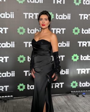 Deniz Bolışık Instagram - Yeni Hikayelere Hazır mısın? 

@tabii 
@bozdagfilm 
@kucukdahisina 

Beni Geceye Hazırlayan Herkese Teşekkürler. 

Elbise @maxragovana 
Styling @cerenileriayten & @ersinataayten.official 

Saç @galbyhuseyinpolatlevent 
@huseyinpolatofficial 
@yakupgoleliofficial 
@mehmethamsir33 
@barisdekakofficial