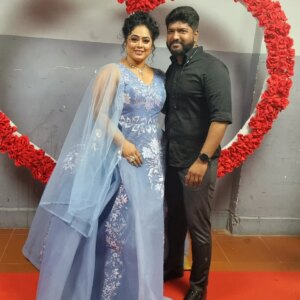 Devipriya Instagram - Finally after 5 yrs met miss @devipriya23_official ...ippadi oru meet ku  ready illa lol ...rendu perum expect pannave illa but we met in #sunkudumbamviruthugal2025 💐💐💐💐💐