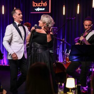Devrim Yakut Instagram - Canım Tuğrul'umun Date Night'ının yeni sezonunu birlikte açtık.Ne büyük şans benim için.İkimiz de şarkı söylemeye bayılıyoruz.Harika bir seyirciyle harika vakit geçirdik.16 Kasım İzmir.Gelsenize çok eğleniriz🥰@tgrltlk #datenight