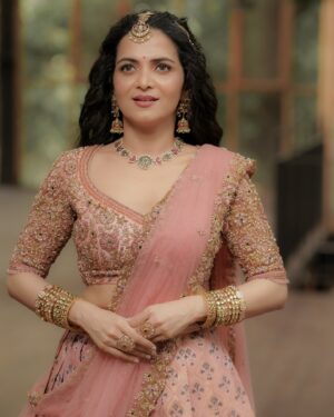 Dhivyadharshini Instagram - 10 photos iruku porumaiya pathu solunga yepdi iruku nu,because a girl needs to dress up once in a while 😘 

Deets: 
Outfit @nirali_design_house 🥰
Jewelery @bronzerbridaljewellery 😘
Make up @makeupibrahim 🥹
Hairstyle @hairstylists_vijayaraghavan 💯
Photography @camerasenthil 🙏
 Big thank you to this incredible team who have been my big support ❤️❤️❤️ 

#ddneelakandan #lehenga #pavadaithavani #ddstlyles
