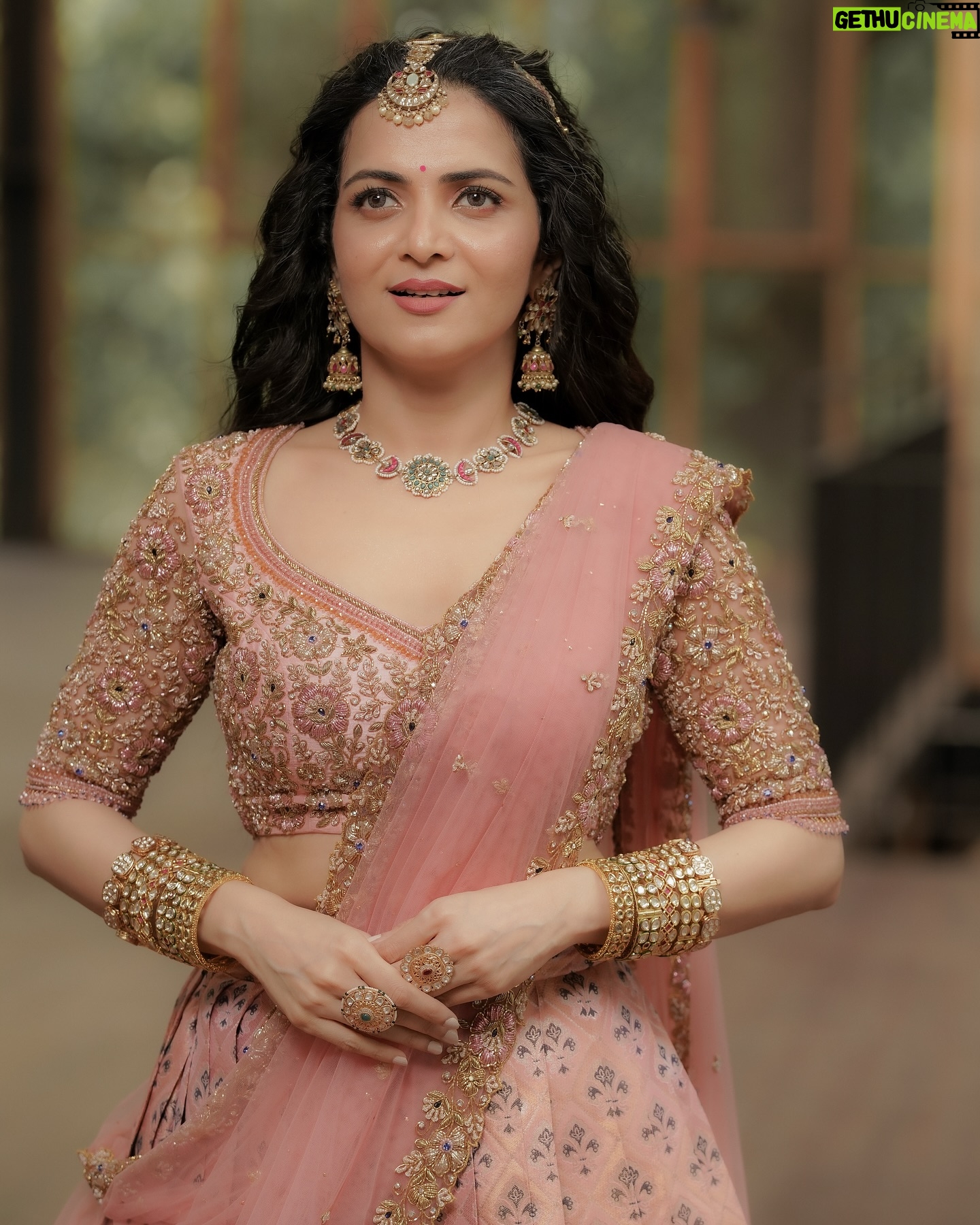 Dhivyadharshini - 198.7K Likes - 10 photos iruku porumaiya pathu solunga yepdi iruku nu,because a girl needs to dress up once in a while 😘
Deets:
Outfit @nirali_design_house 🥰
Jewelery @bronzerbridaljewellery 😘
Make up @makeupibrahim 🥹
Hairstyle @hairstylists_vijayaraghavan 💯
Photography @camerasenthil 🙏
Big thank you to this incredible team who have been my big support ❤️❤️❤️
#ddneelakandan #lehenga #pavadaithavani #ddstlyles