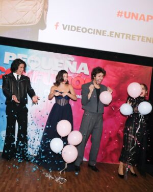 Diana Bovio Instagram - Esta carrera da cosas muy bellas, pero sin duda mi favorita es conocer a gente que admiras y te inspira a seguir creando y aprendiendo.

Gracias siempre a estos cuatro grandes por hacerme parte de su proyecto. Felicidades @juanpazurita @adelareguera @cristofernandez.mx y @vicoescorcia 

No se pierdan Una Pequeña Confusión en cines este 25 de Diciembre. El mejor plan de Navidad. ♥️
