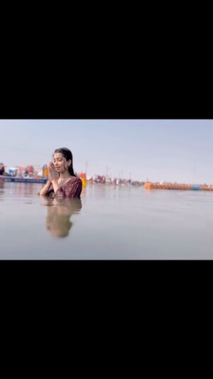 Digangana Suryavanshi Instagram - I wish I could really put in words how it felt to take this dip at the Mahakumbh on the auspicious Mauni Amavasya! God thank you for being generous! Nothing in the world compares to the energy, positivity of this place! Har Har Gange🙏🏻 Har Har Mahadev 🙏🏻 

#mahakumbh #mahakumbh2025 #triveni #mauniamavasya #India #diganganasuryavanshi #digangana