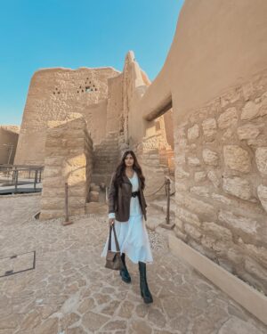Dimpi Sanghvi Instagram - From exploring the rich heritage of Diriyah to indulging in unforgettable experiences, Riyadh truly leaves a lasting impression. 🕌✨ 

Our evening began at Café Bateel, where we savored their delectable dates kunafa—a perfect fusion of tradition and sweetness that felt like dessert heaven. 🍴❤️ Next, we made our way to Winter Wonderland, where dazzling lights, thrilling rides, and endless laughter created memories to cherish. ❄️🎡 

We wrapped up the day with a luxurious dinner at The Globe, enjoying breathtaking views of Riyadh’s sparkling skyline. 🌆✨ A perfect blend of culture, excitement, and elegance that makes Riyadh truly unique. 🇸🇦 

@visitsaudi 
#SaudiWinter 
#VisitSaudi 
#Saudi 
#Riyadh 
#Ad