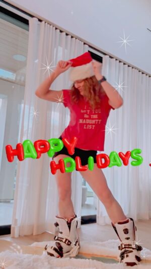 Dina Meyer Instagram - Christmas came early.
🏂🏂🏂❤️😃😃😃

Happy Holidays Guys!
❄️☃️❤️🎄🎁🥂✨

#boots #bindings #instagram #instagood #starshiptroopers  #snowboard #arbor #snowboarding #strong #fun #happy #happyholidays #merrychristmas #joy #reels #instagramreels #tiktok #neverskiplegday 😂